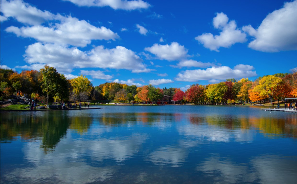 Petit lac au Québec pendant l'été indien Petit lac au Québec pendant l'été indien